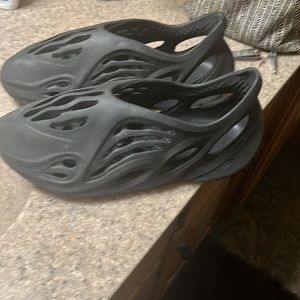 Yeezy Foam runner all black color way